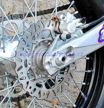 Motomaster zadní brzdový kotouč NITRO 245mm Yamaha YZ 125/250 02-18 YZF 250 02-18 YZF 450 03-17 WRF 250/450 02-18